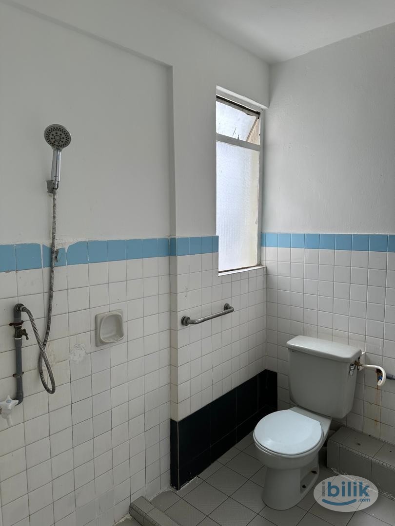 Middle Room at Crescent Court, Brickfields - Image 3