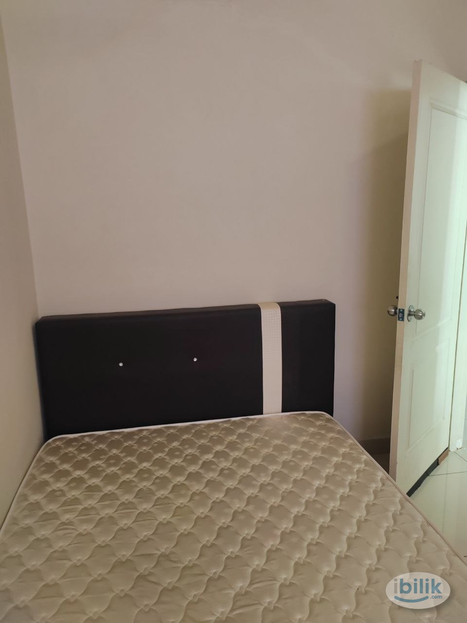 Orange villa Aircond room - Image 1