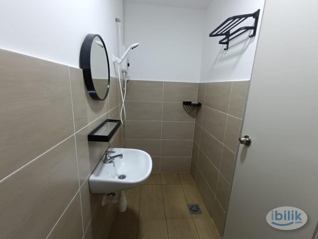 Ladies Unit Master room at 737 Gembira Residence. - Image 3