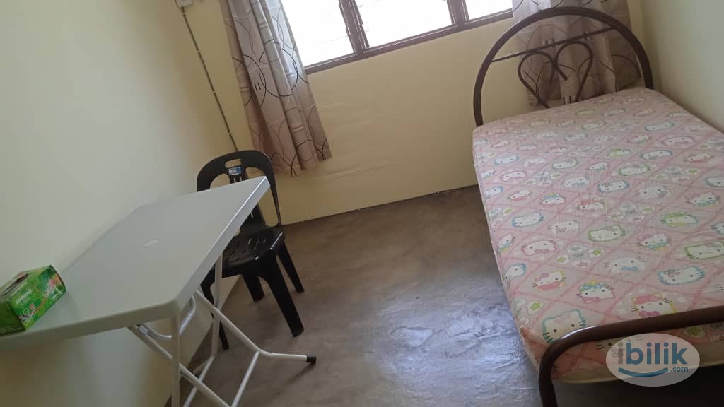 Newly painted Furnished room with ceiling fan near 17 mall section 17, pj, near 5 pharmacies, restaurants, market, klini - Image 2