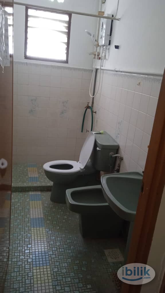 Newly painted Furnished room with ceiling fan near 17 mall section 17, pj, near 5 pharmacies, restaurants, market, klini - Image 1