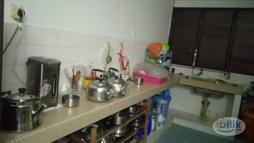 Newly painted Furnished room with ceiling fan near 17 mall section 17, pj, near 5 pharmacies, restaurants, market, klini - Image 4