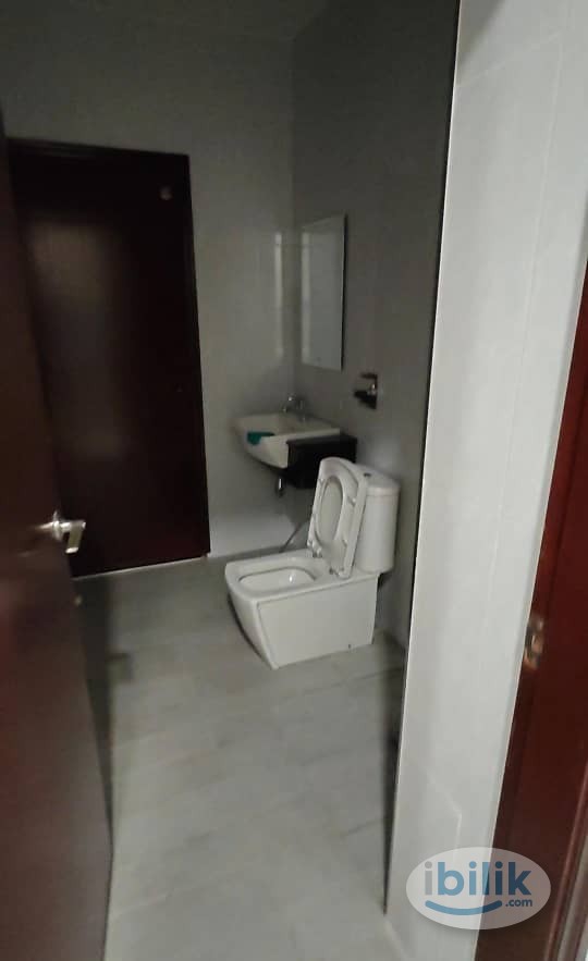 Middle Room at Taman Stulang Laut, Johor Bahru - Image 2