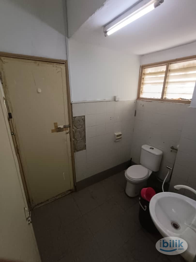 FREE 1ST MONTH RENTAL 🔥 Middle Room at SS2, NEAR NIGHT MARKET STARLING MALL - Image 2