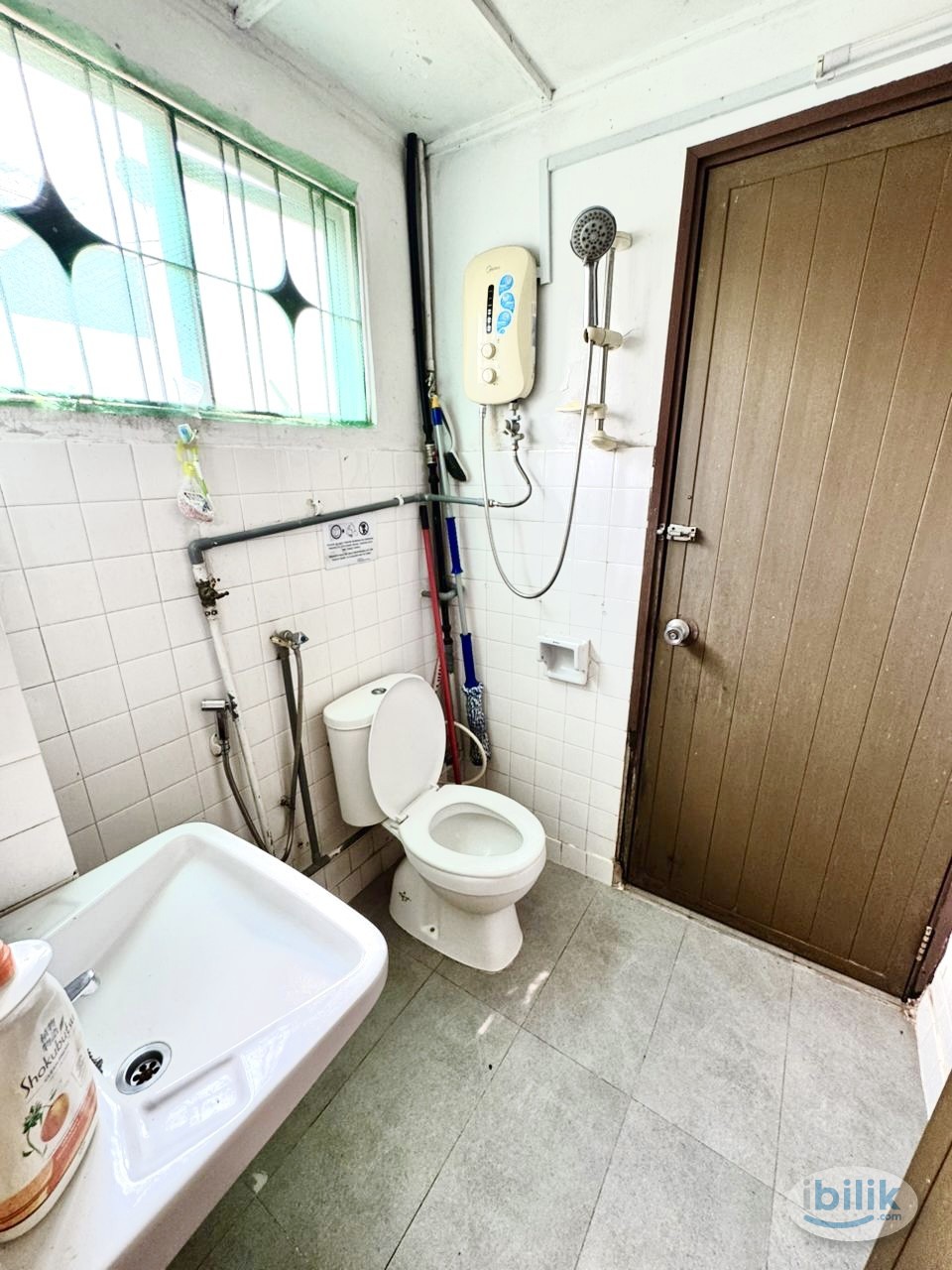 💥 LOW DEPOSIT! 🏠Medium Room w/ Linked Bathroom 🚿 & Air-Con ❄️ in TTDI 🌆 | 9-min Walk 🚶‍♂️ to Menara Ken 🏢 | Prime Locati - Image 2