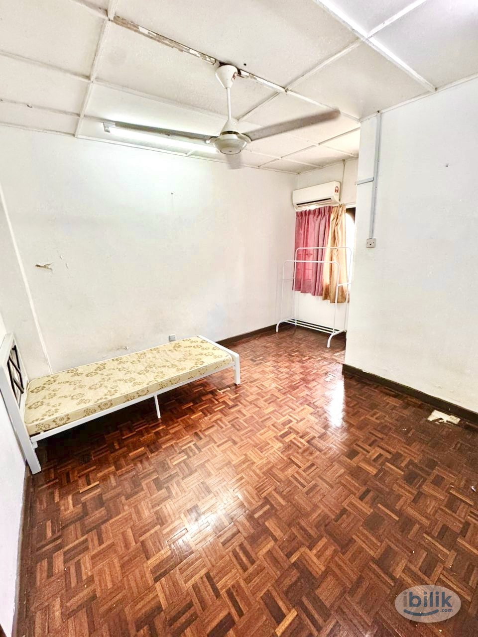 💥 LOW DEPOSIT! 🏠Medium Room w/ Linked Bathroom 🚿 & Air-Con ❄️ in TTDI 🌆 | 9-min Walk 🚶‍♂️ to Menara Ken 🏢 | Prime Locati - Image 1