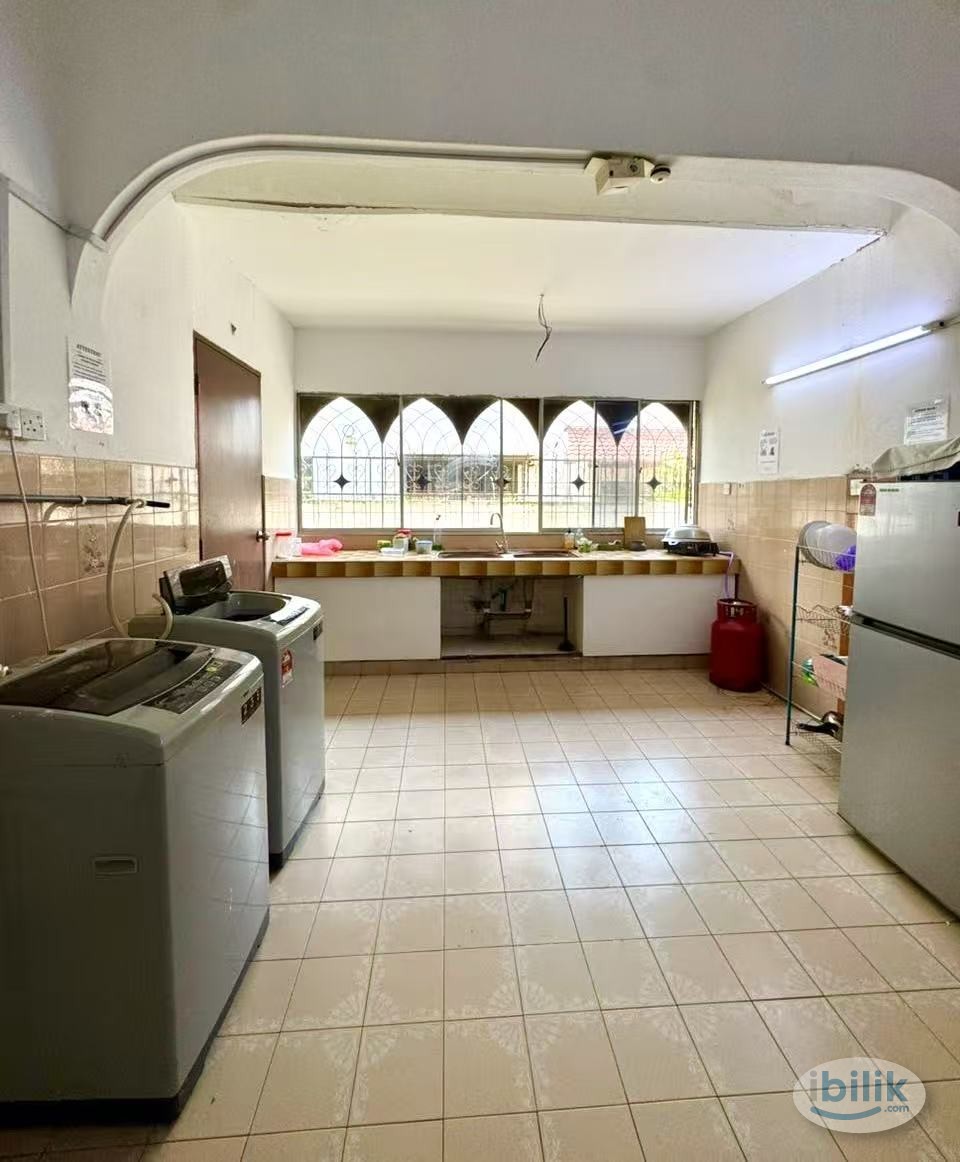 💥 LOW DEPOSIT! 🏠Medium Room w/ Linked Bathroom 🚿 & Air-Con ❄️ in TTDI 🌆 | 9-min Walk 🚶‍♂️ to Menara Ken 🏢 | Prime Locati - Image 3