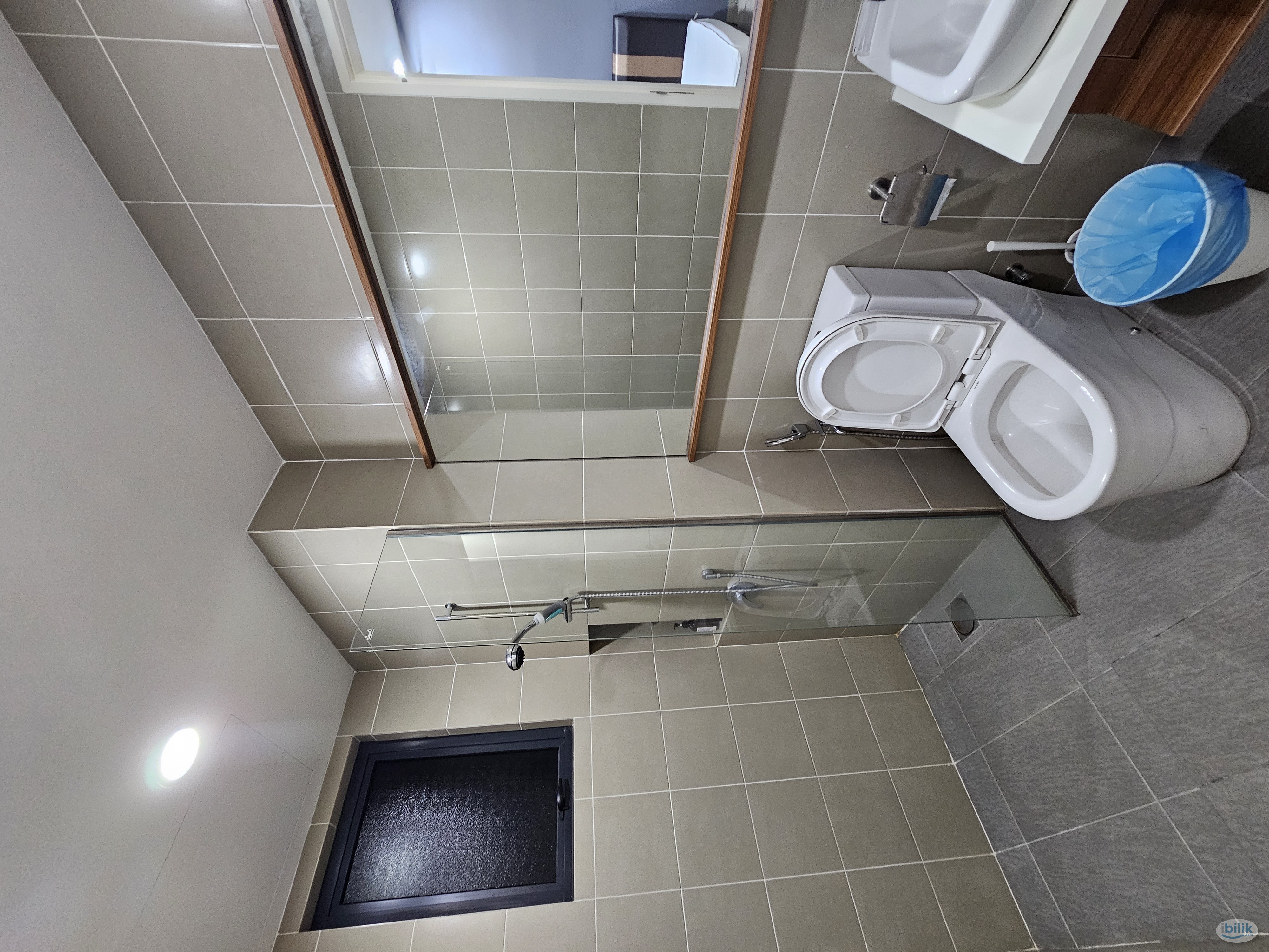 Middle Room at Nidoz Residences, Desa Petaling - Image 5