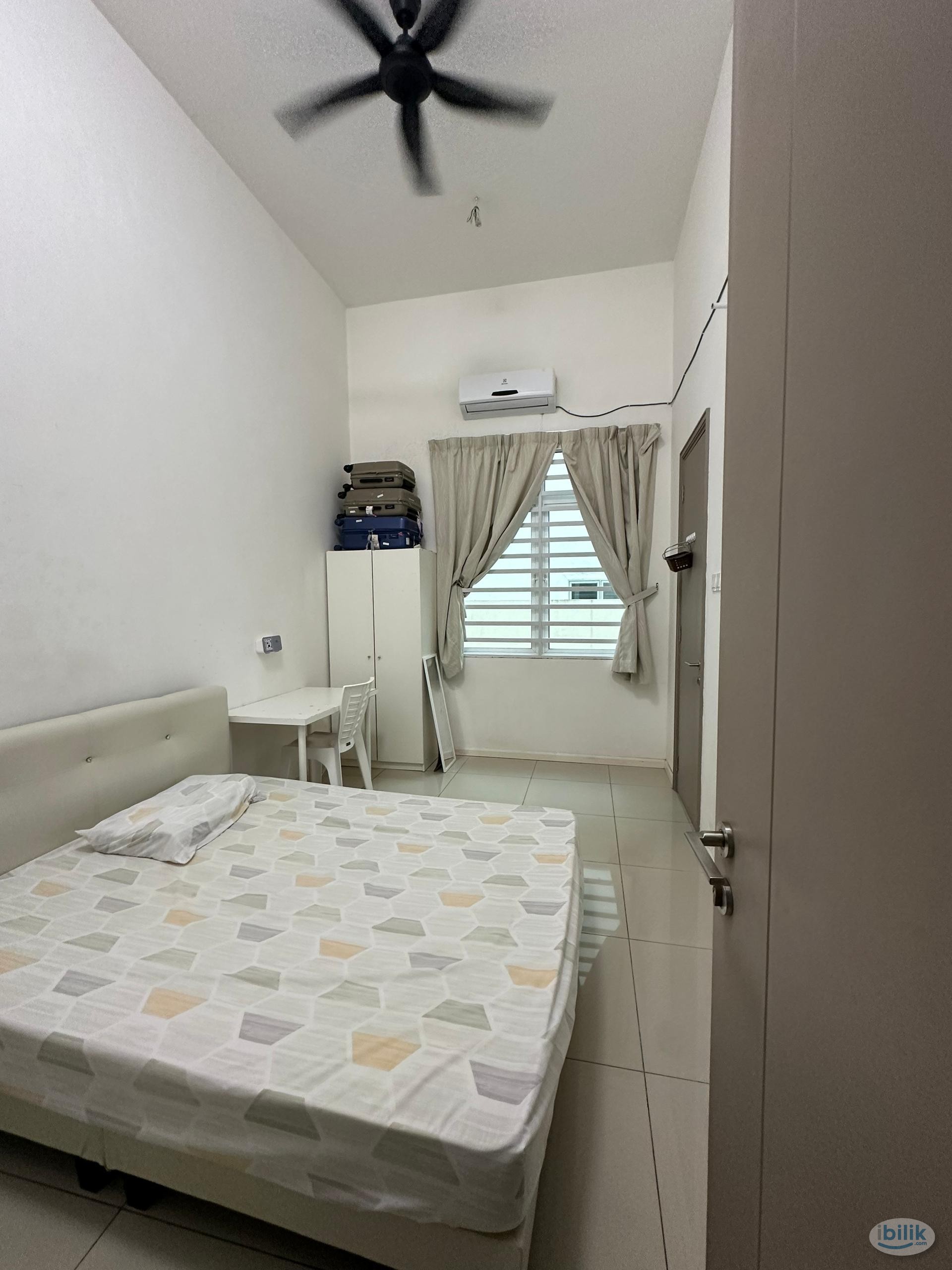 Middle Room at Gardens Ville, Sungai Ara ( landed 3 storey house) - Image 1
