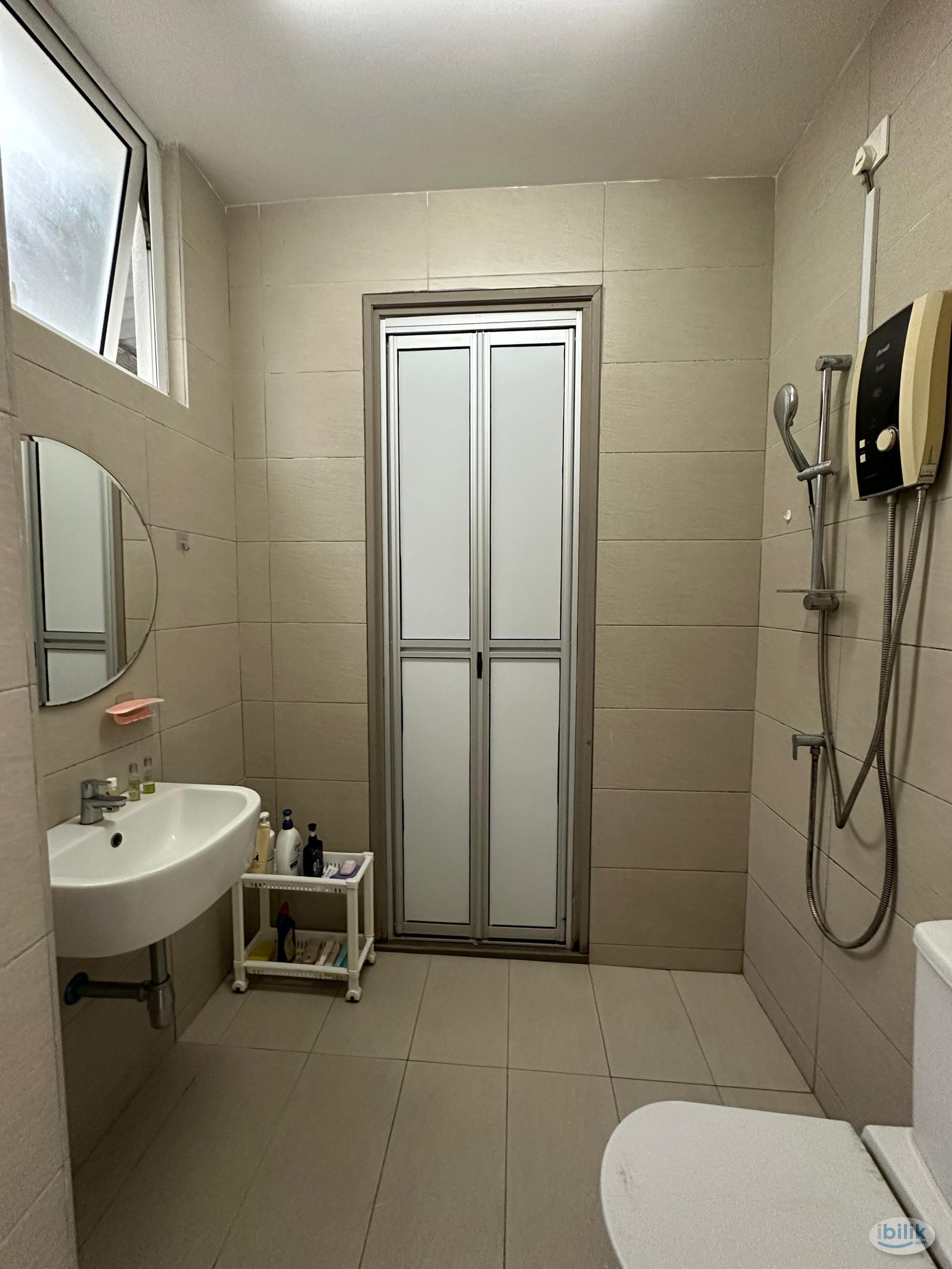 Middle Room at Gardens Ville, Sungai Ara ( landed 3 storey house) - Image 3