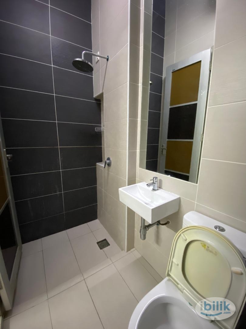 Middle Room at Ardmore Residence, Jelutong - Image 4