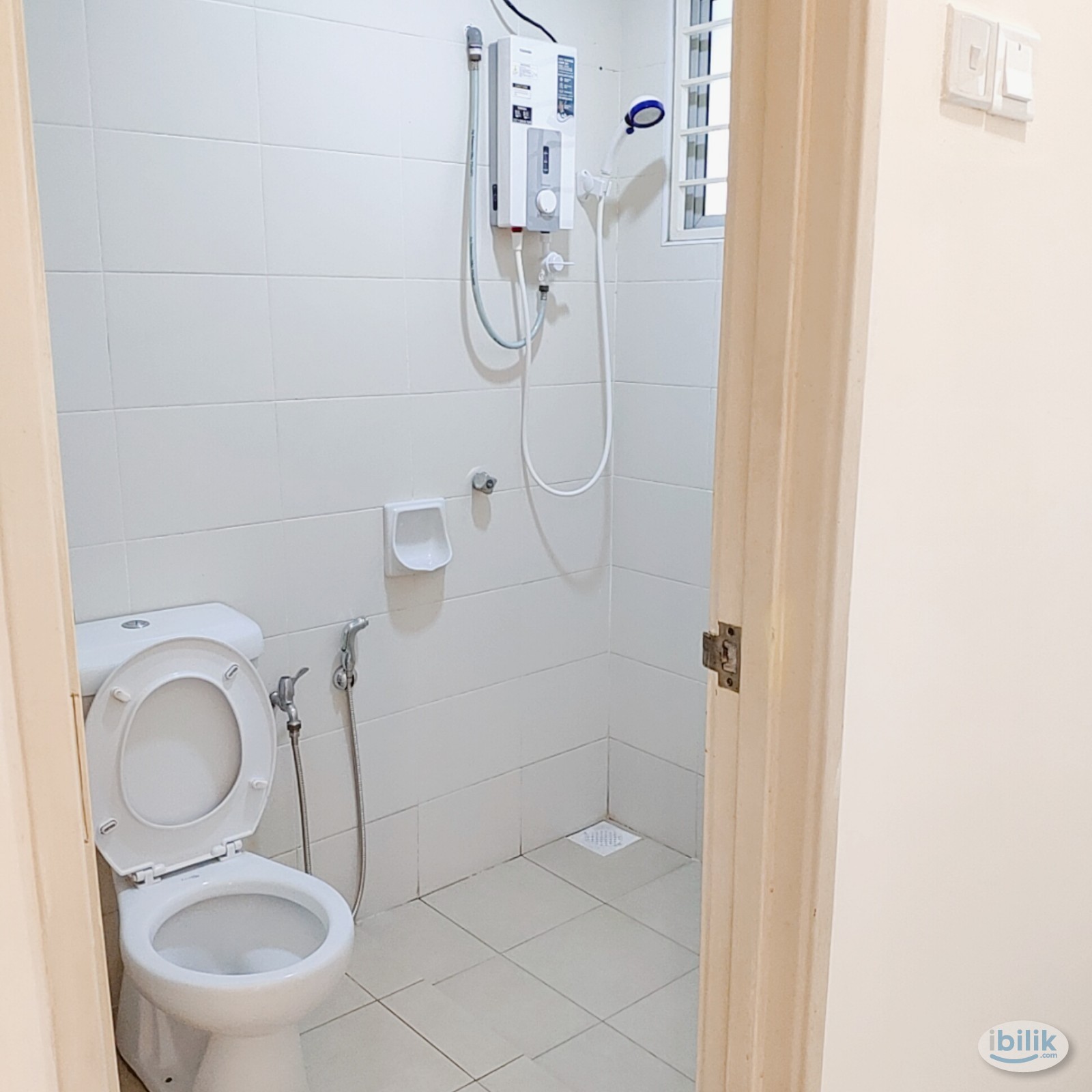 Master Room, Cool Aircon at Bayan Villa, Seri Kembangan near UPM, Olive Hill, IMU, TPM Pavilion Bukit Jalil, MINES, Hosp - Image 5