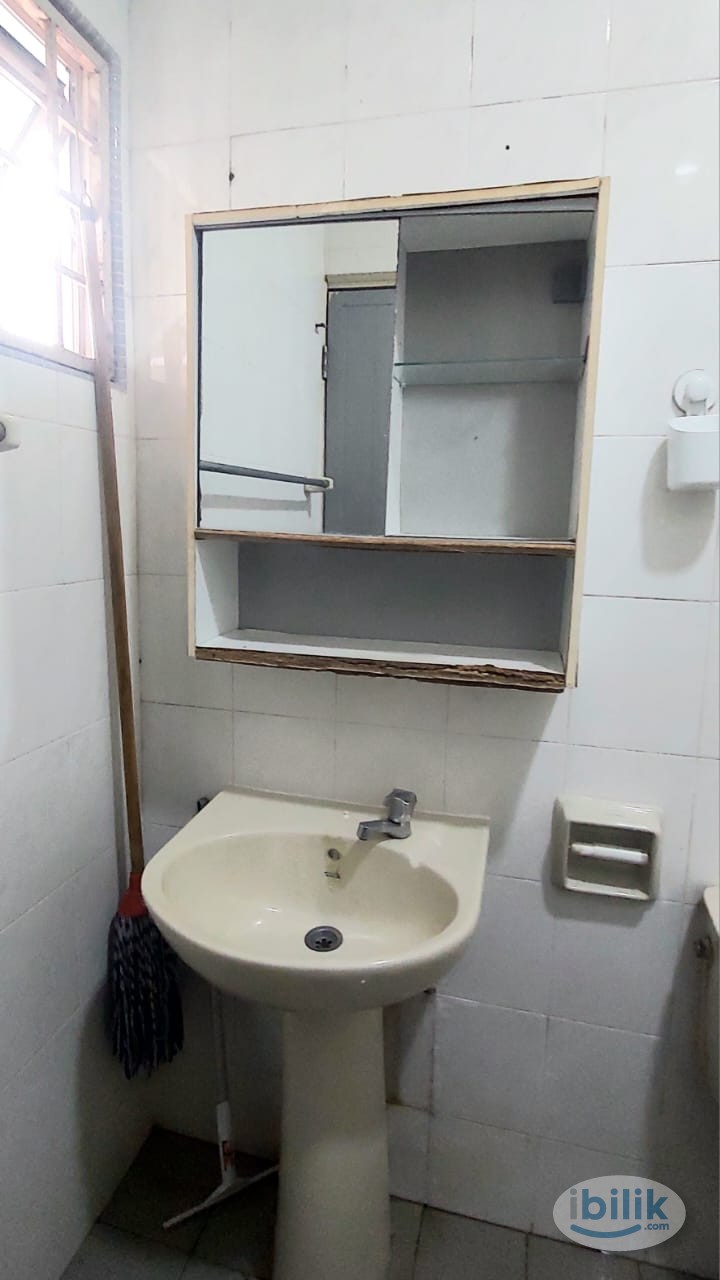 Middle Room at Damansara Jaya, Petaling Jaya - Image 4