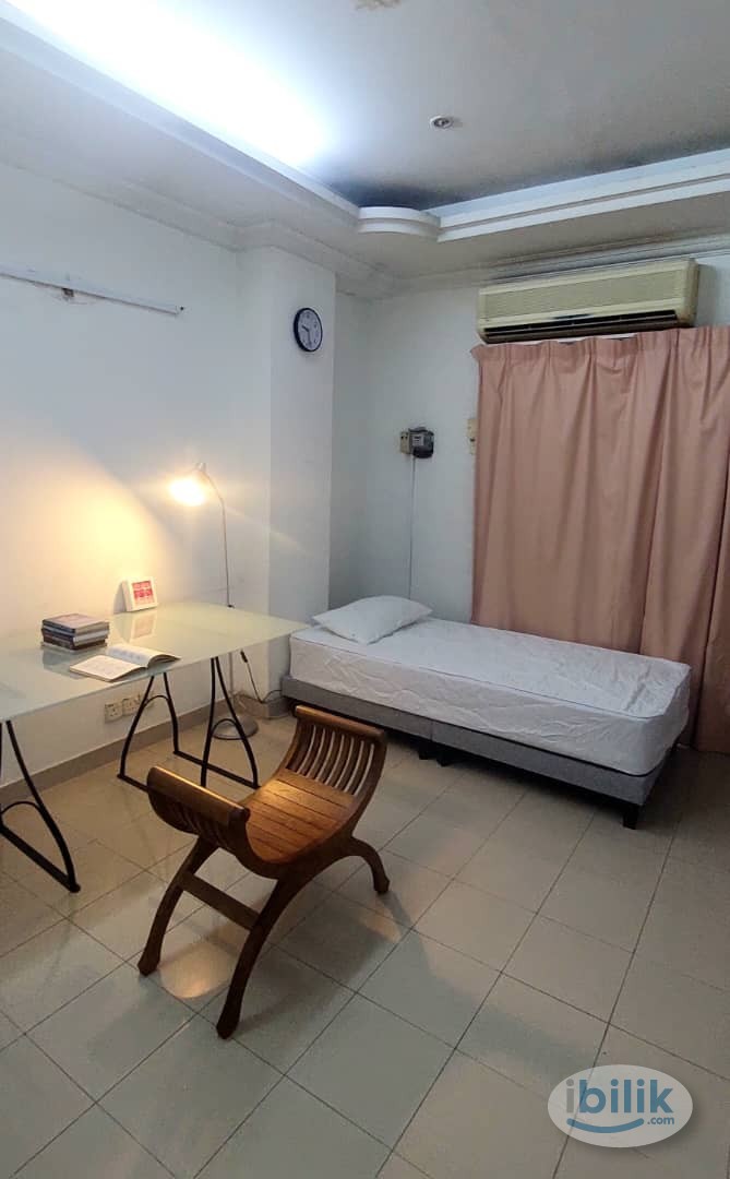 Middle Room at Damansara Jaya, Petaling Jaya - Image 1