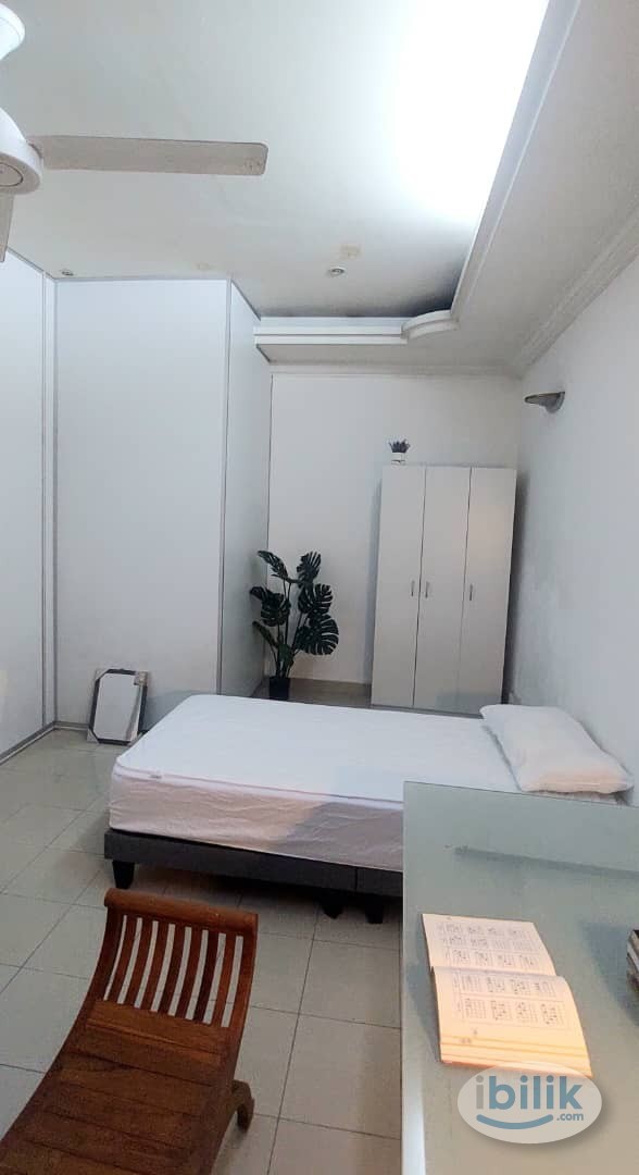 Middle Room at Damansara Jaya, Petaling Jaya - Image 2