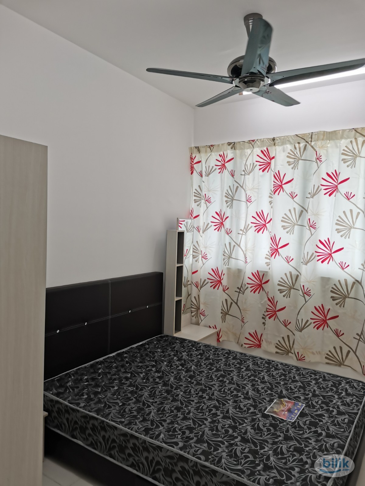 i-Santorini Aircond Fully Furnished Middle Room included utilities Share Bathroom MIX GENDER - Image 1