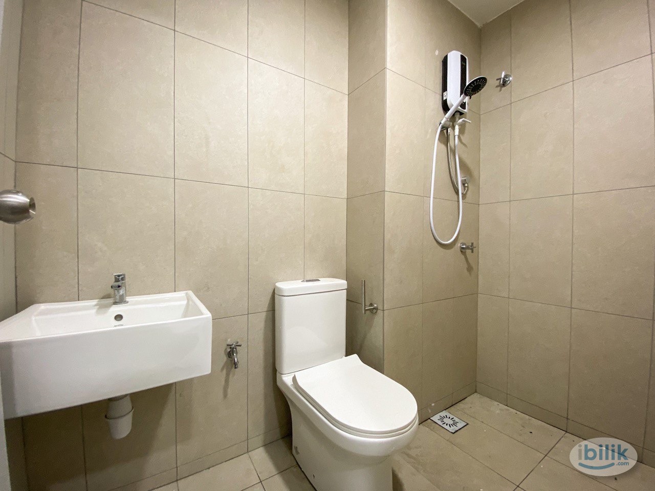 Middle Room at Kenwingston Platz, Setapak - Image 3