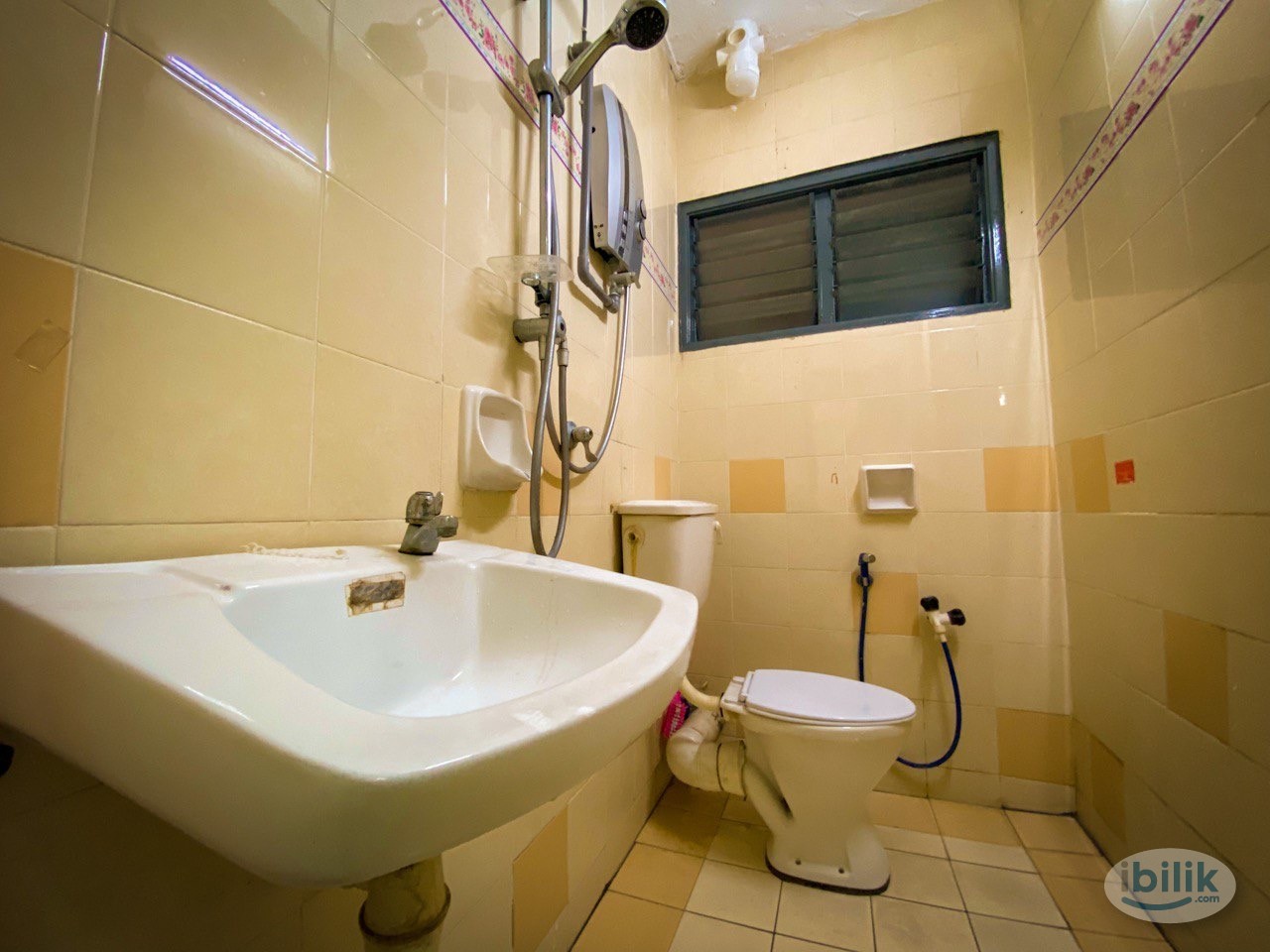 Middle Room at Carlina Apartment, Kota Damansara - Image 4