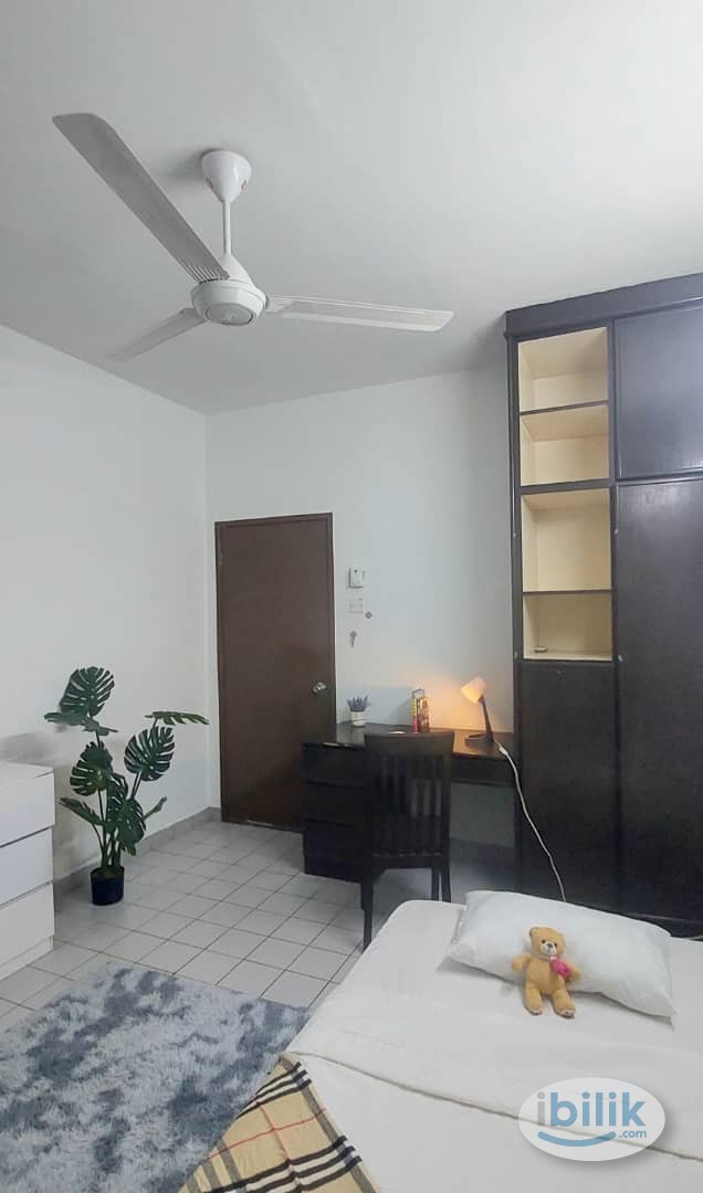 Middle Room at Bandar Utama, Petaling Jaya - Image 1