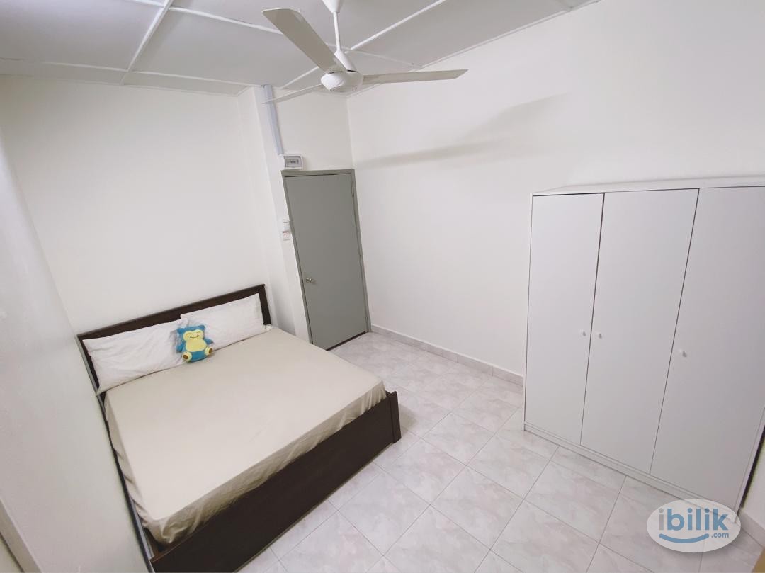 Middle Room at Subang Jaya, Selangor - Image 1