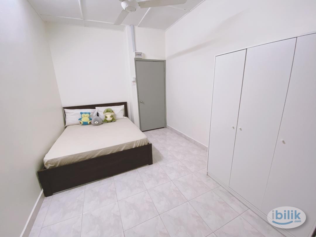 Middle Room at Subang Jaya, Selangor - Image 2