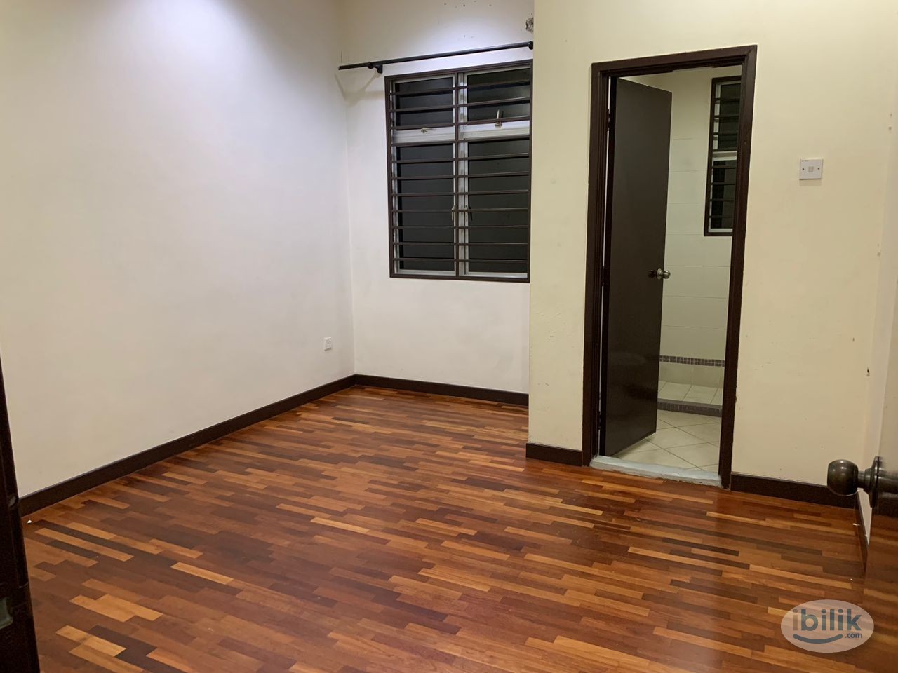 Room with private bathroom@ Kemuning Bayu @ Kemuning Utama, Kota Kemuning - Image 1