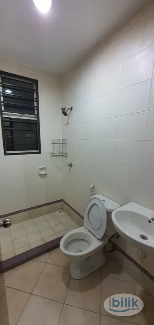 Room with private bathroom@ Kemuning Bayu @ Kemuning Utama, Kota Kemuning - Image 2