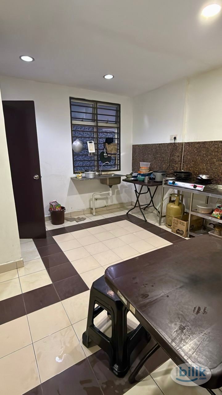 Room with private bathroom@ Kemuning Bayu @ Kemuning Utama, Kota Kemuning - Image 4