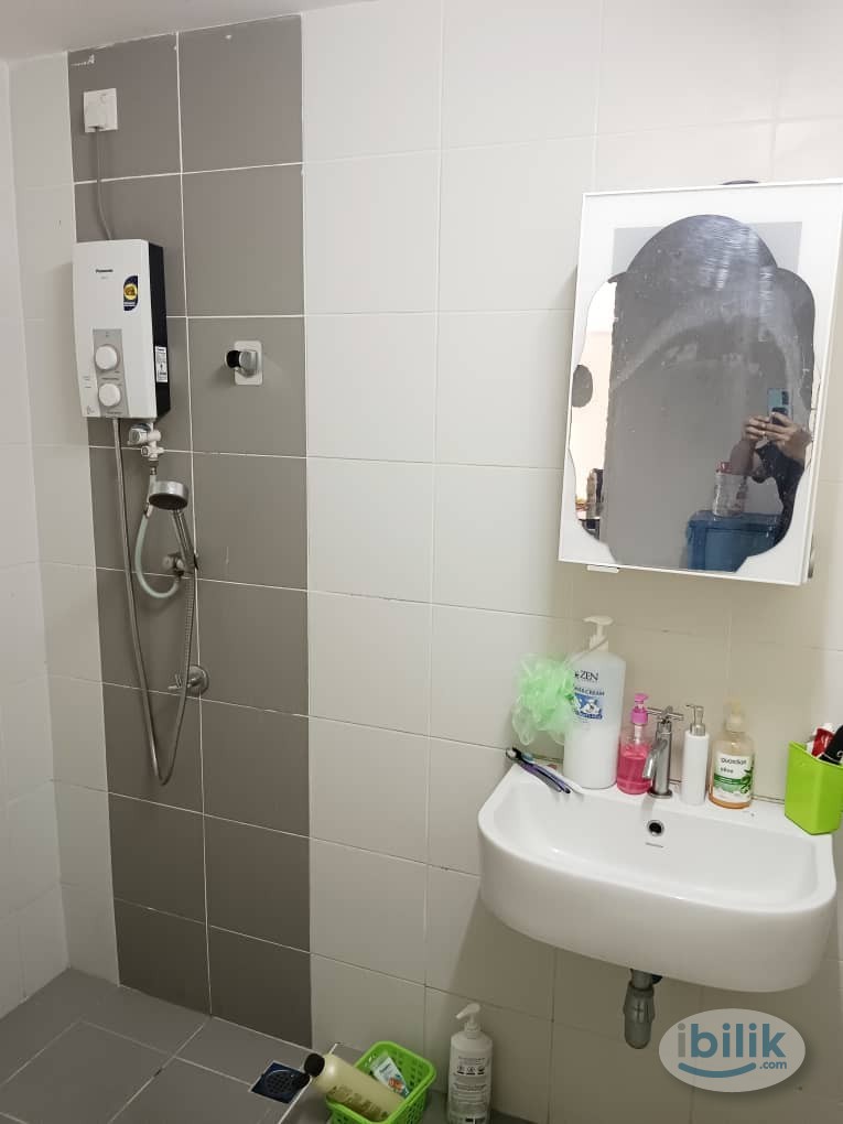 BIG ROOM ELIT HEIGHT BAYAN BARU NO ATT BATHROOM FOR RENT - Image 3