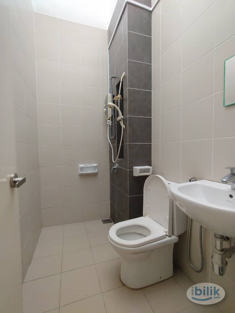 Big Middle Room with private bathroom @ setia Alam - Image 2