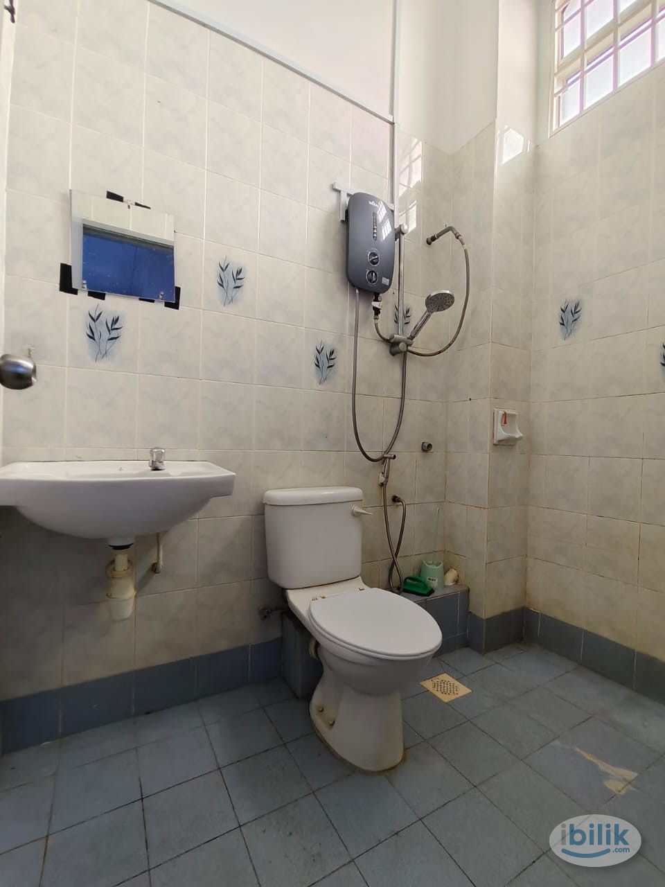 Single Room with Private bathroom @ Setia Alam - Image 3