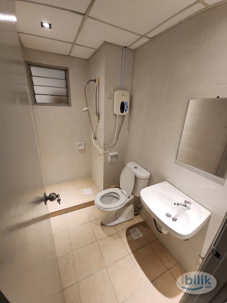 Middle Room at Main Place Residence, UEP Subang Jaya - Image 3