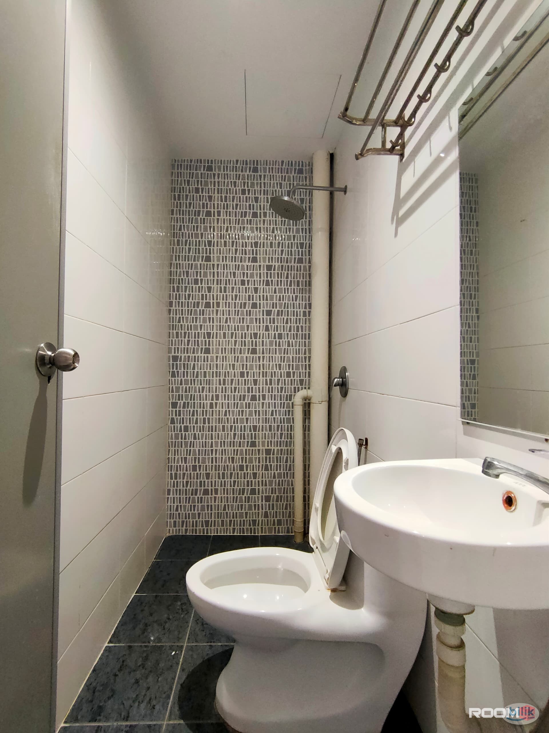 🥰2nd Month Rental Free🥰 MIDDLE ROOM WITH PRIVATE BATHROOM, WALKING DISTANCE TO ATRIA MALL - Image 2