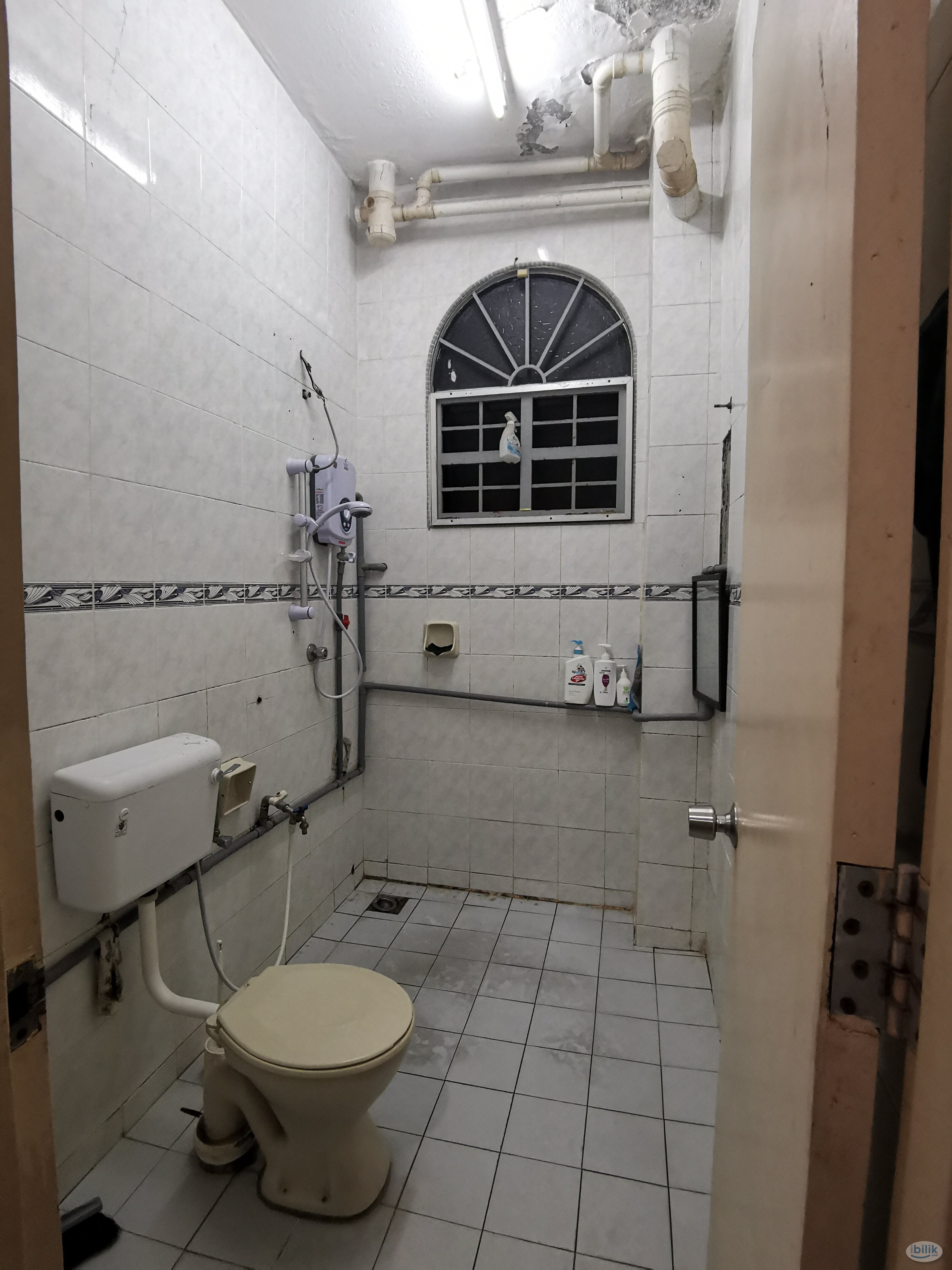 Middle room for rent - Image 1