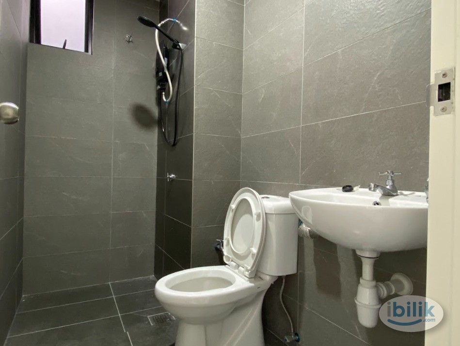 【WALKING DISTANCE MRT】MASTER ROOM ATTACHED BATHROOM - Image 3