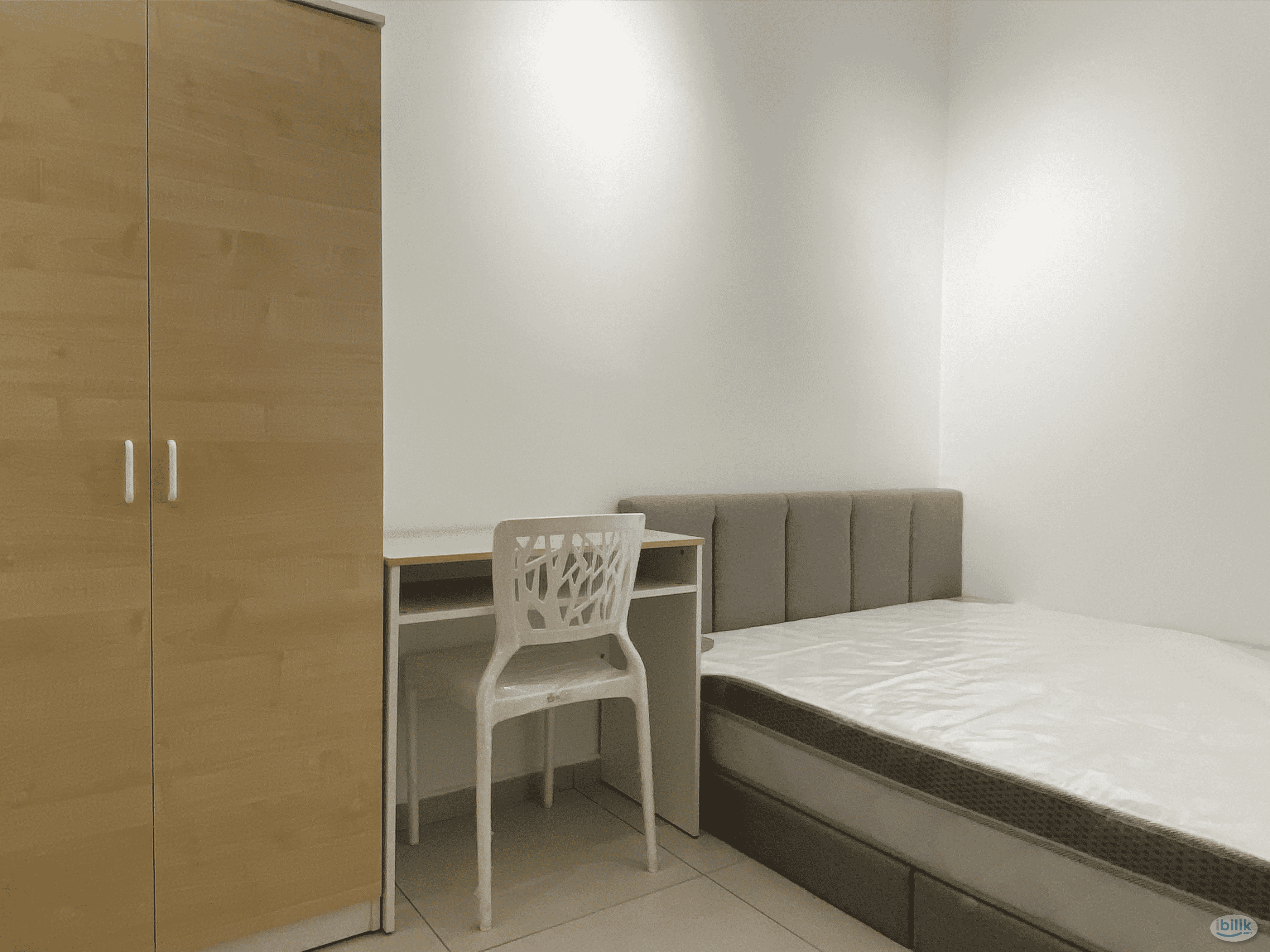 Middle Room near LRT Bangsar, KL Eco City, KL Sentral - Image 1