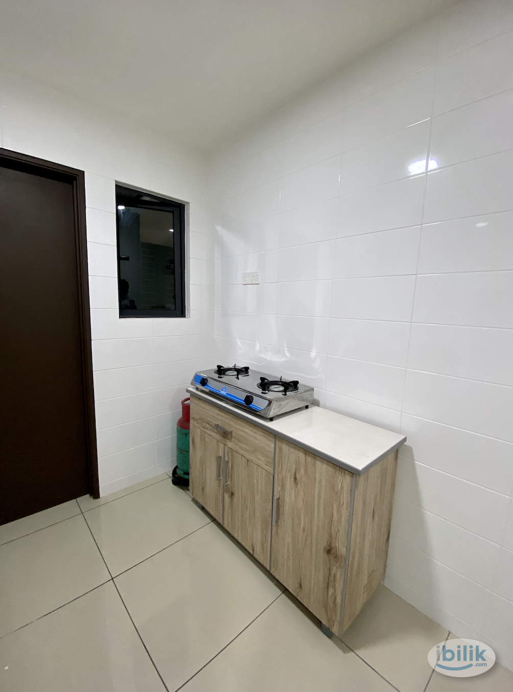 Single Room With Aircon,Landmark Residence - Image 4