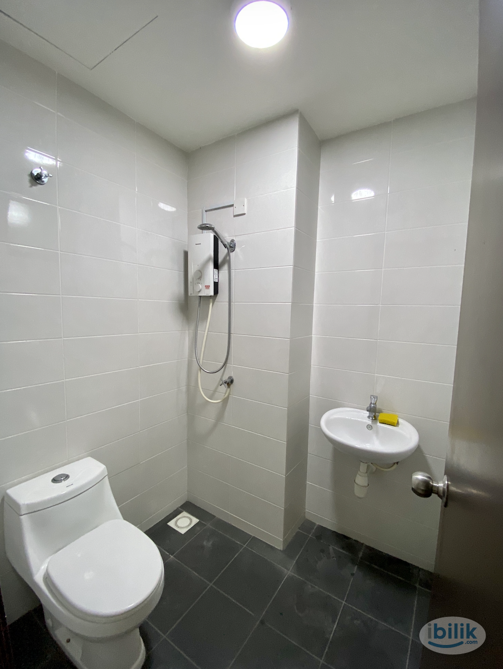 Single Room Clean and Tidy With Aircon,Landmark Residence - Image 3