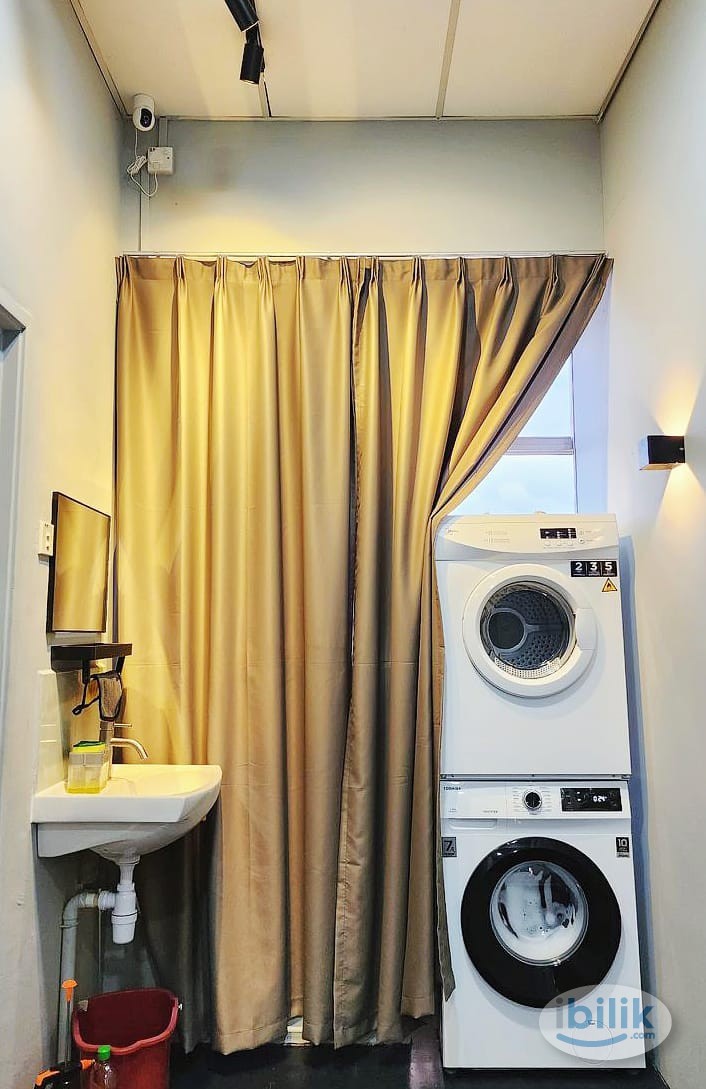 🚶‍♀️ 1–5 Mins to Banks, Econsave & Cafes | Cozy Room for Rent – Sungai Udang, Melaka - Image 4