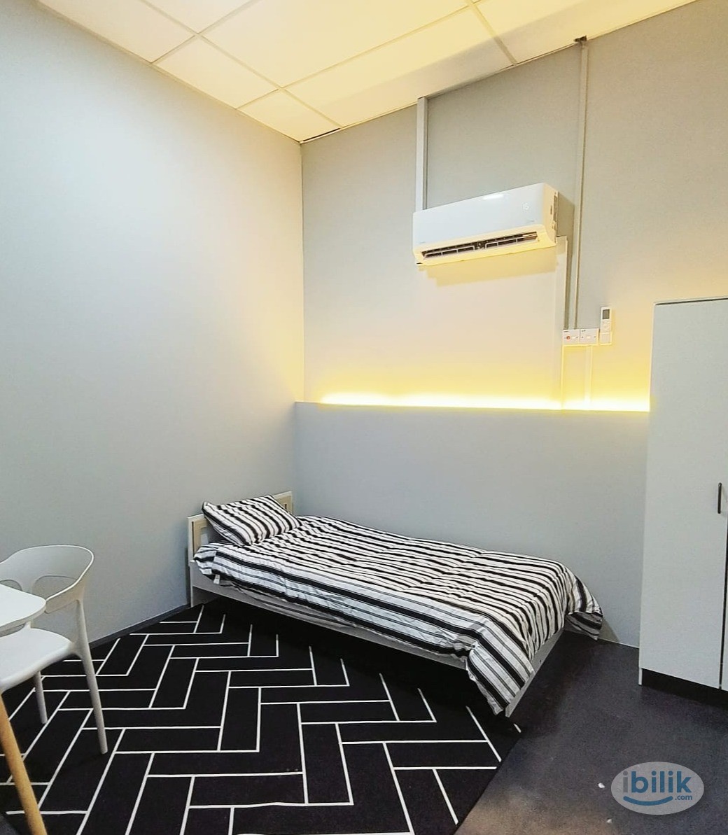 🚶‍♀️ 1–5 Mins to Banks, Econsave & Cafes | Cozy Room for Rent – Sungai Udang, Melaka - Image 1