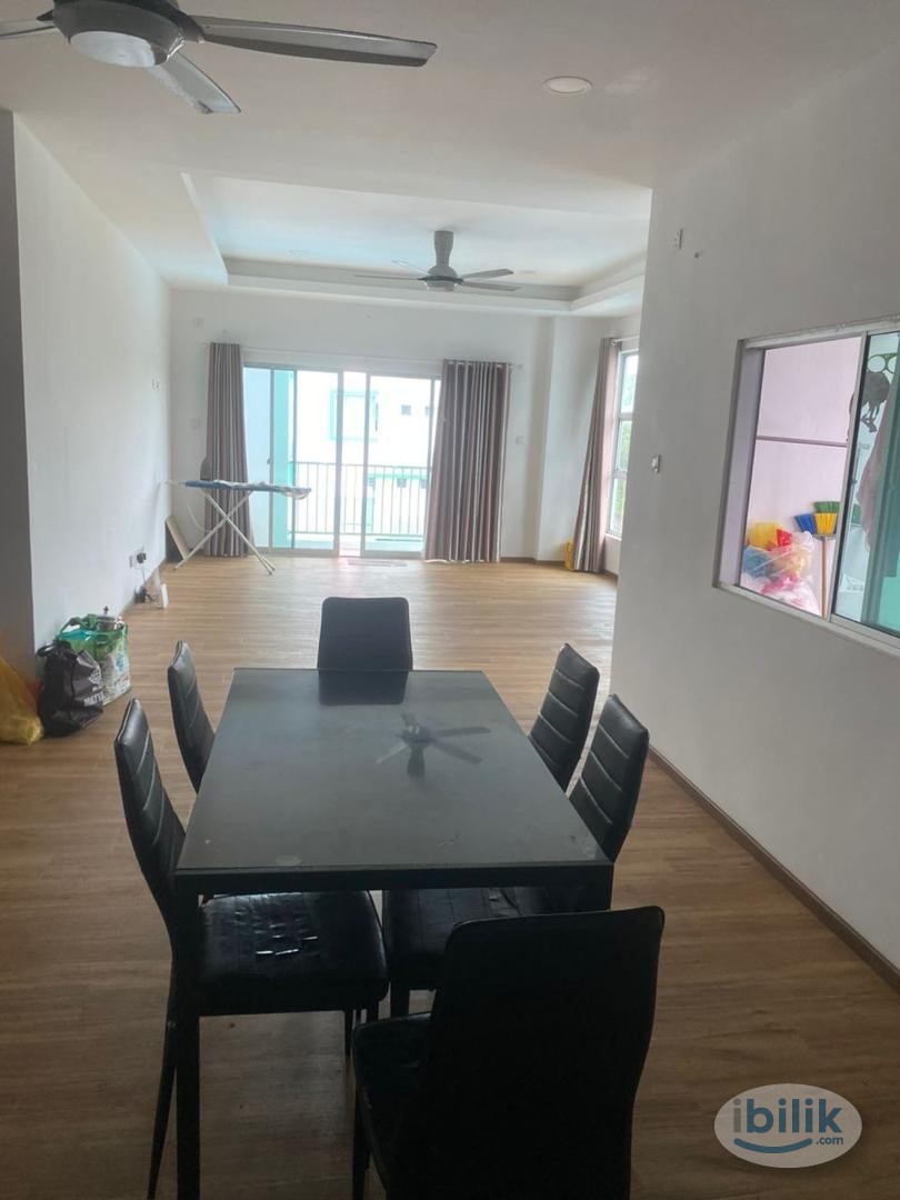 Middle Room at Miri, Sarawak - Image 4