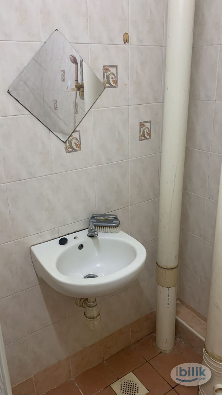 Middle Room at Butterworth, Seberang Perai - Image 1