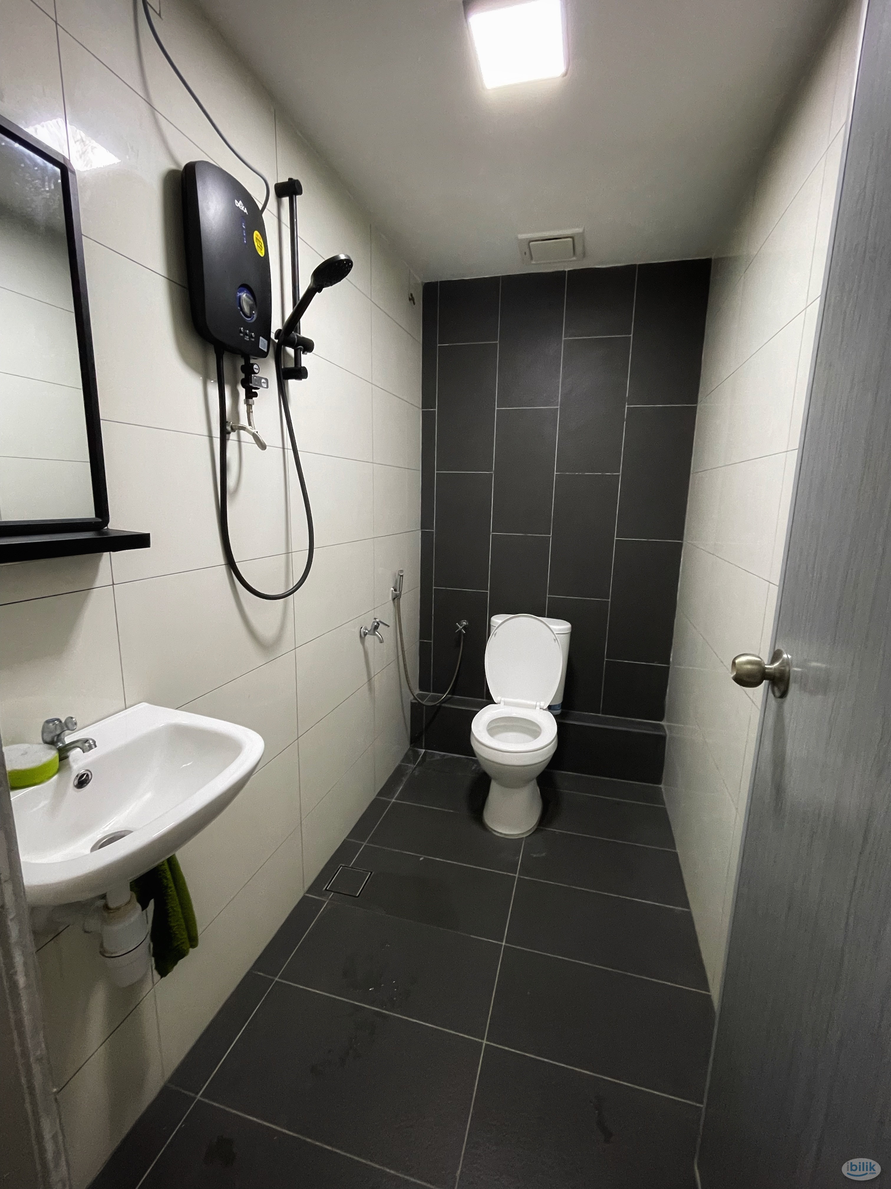 Move in Immediate, 5mins walk to Sunway Lagoon BRT, Aircon+Wifi+Furnished room - Image 2