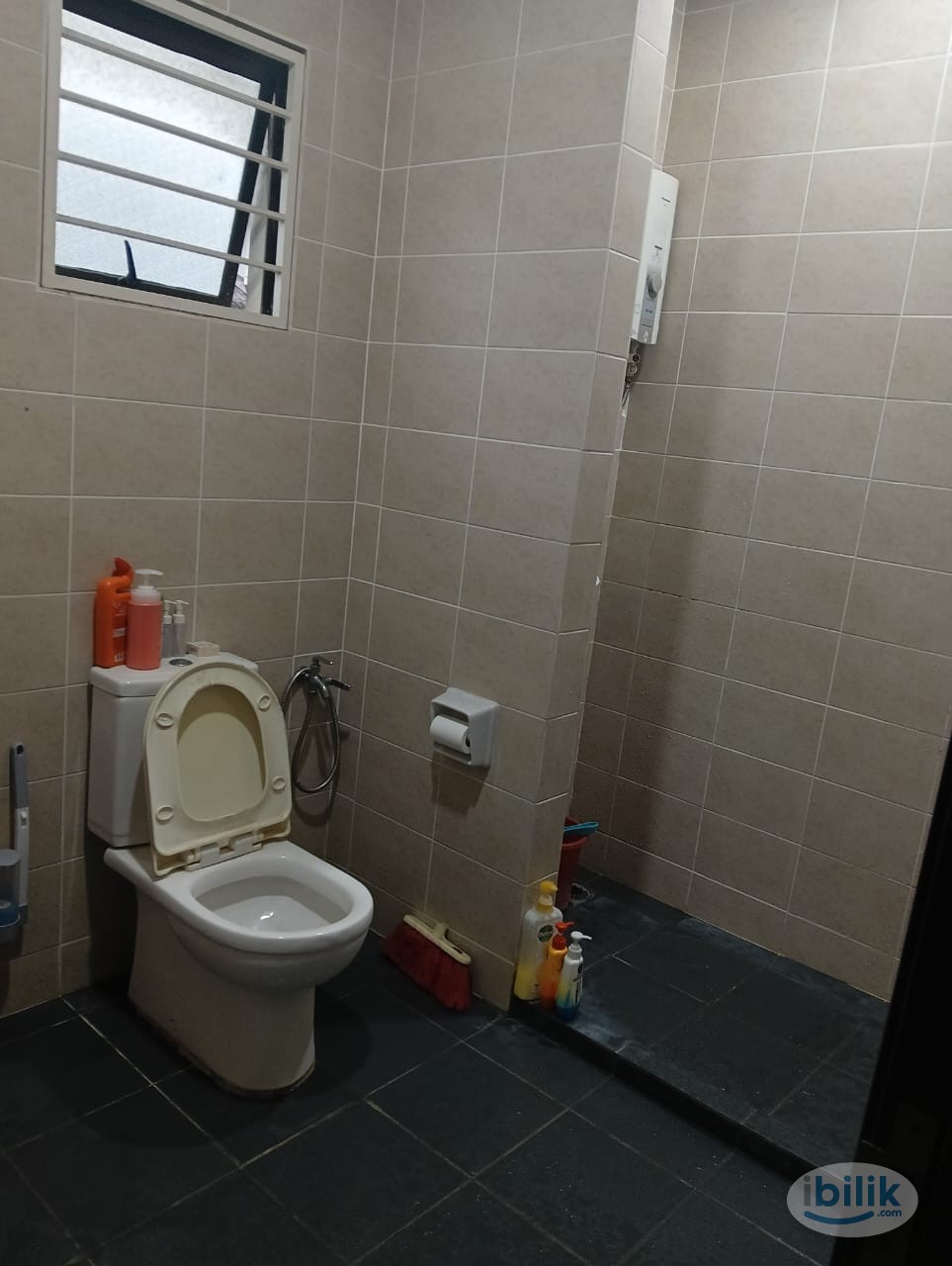 Middle Room at Taman Damai Utama, Bandar Kinrara - Image 4