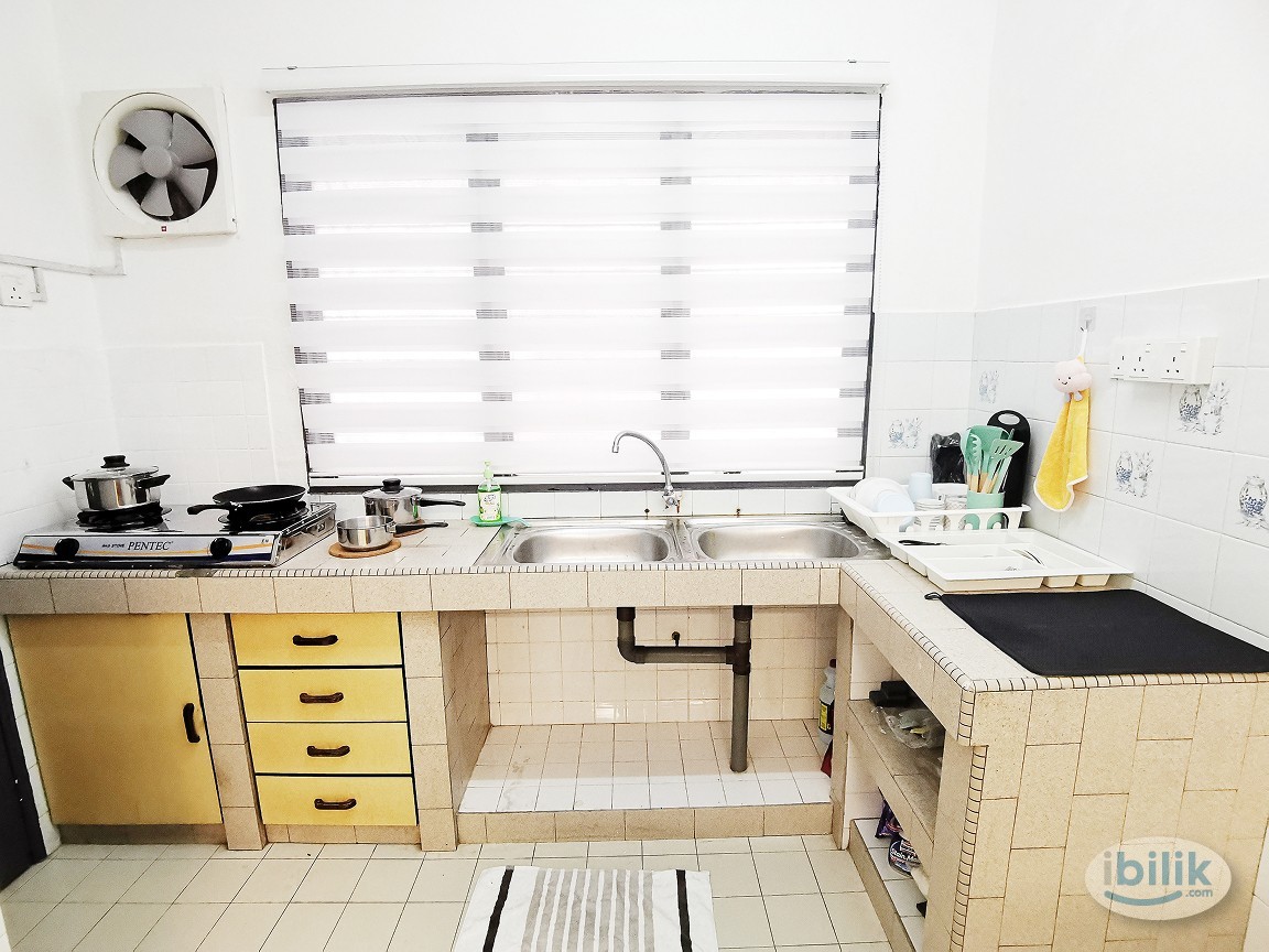 Middle Room at PJS 7, Bandar Sunway - Image 4