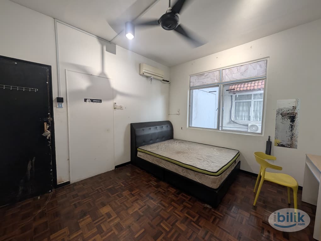Walk to LRT Station L:arge Medium Room at Bukit OUG Condominium, Bukit Jalil - Image 1