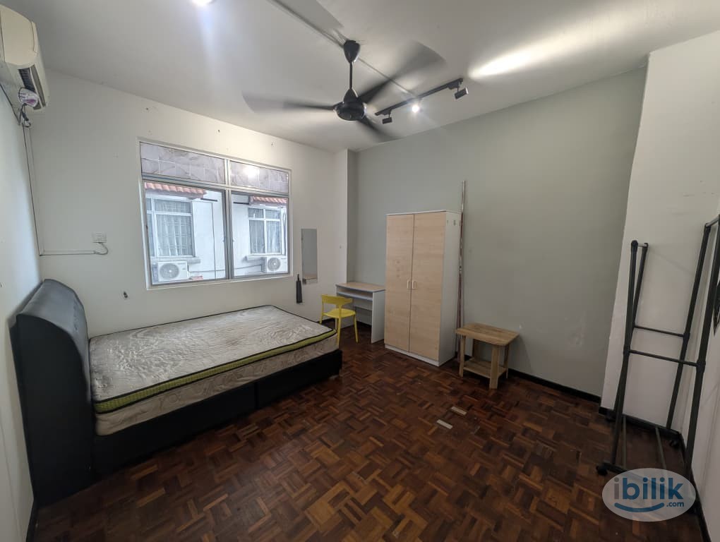 Walk to LRT Station L:arge Medium Room at Bukit OUG Condominium, Bukit Jalil - Image 2