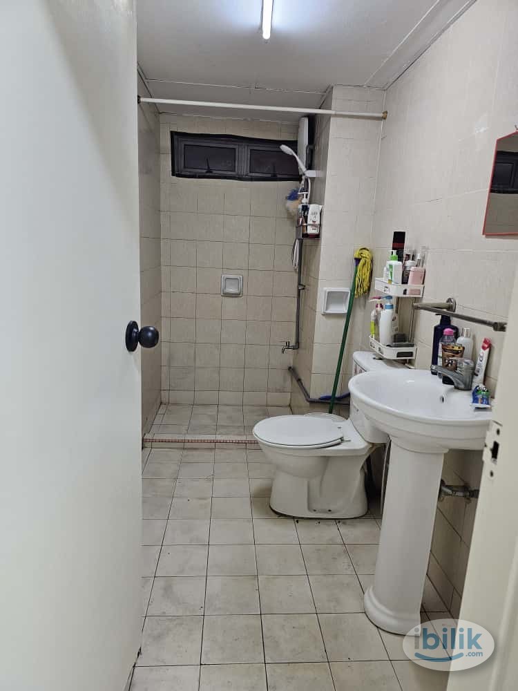 Middle Room at Amadesa, Desa Petaling - Image 5