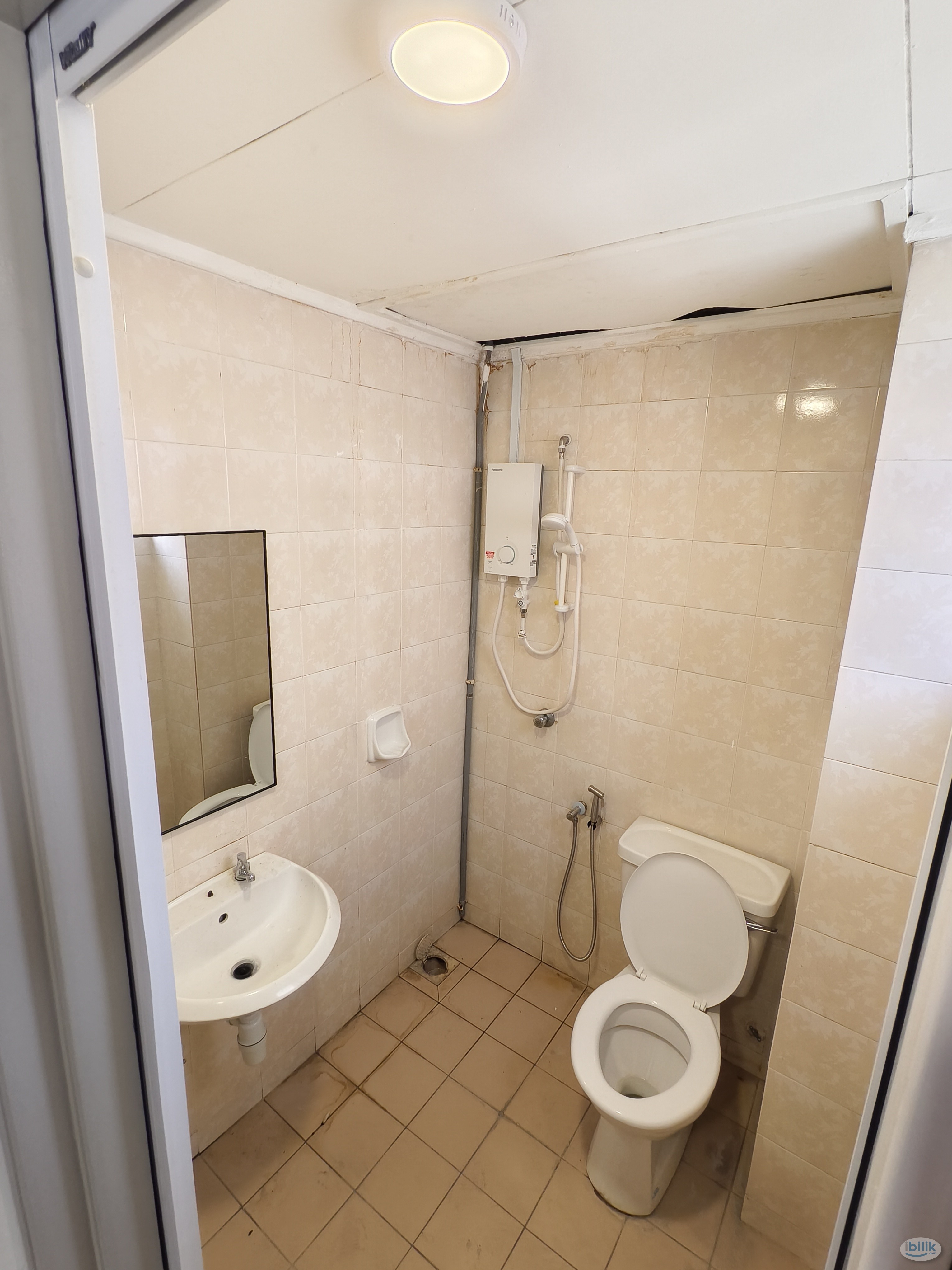 Middle Room at D'Aman Crimson, Ara Damansara - Image 3