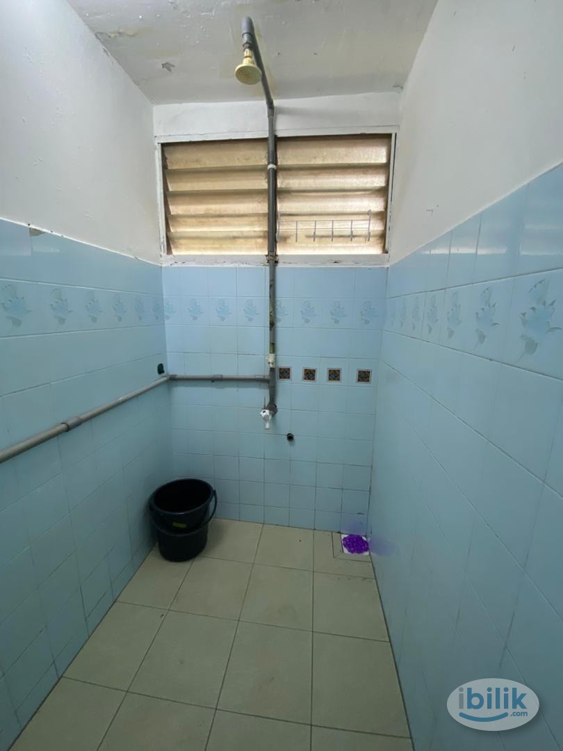 Middle Room at Batu Pahat, Johor - Image 5